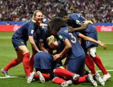 IM体育赛事直播入口-美国女足比赛中鏖战硝烟，演绎巅峰对决