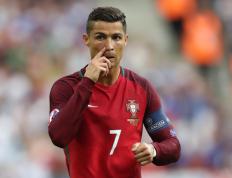 IM体育在线注册-库尔图瓦，在英超争冠的喧嚣中，他让时间凝固