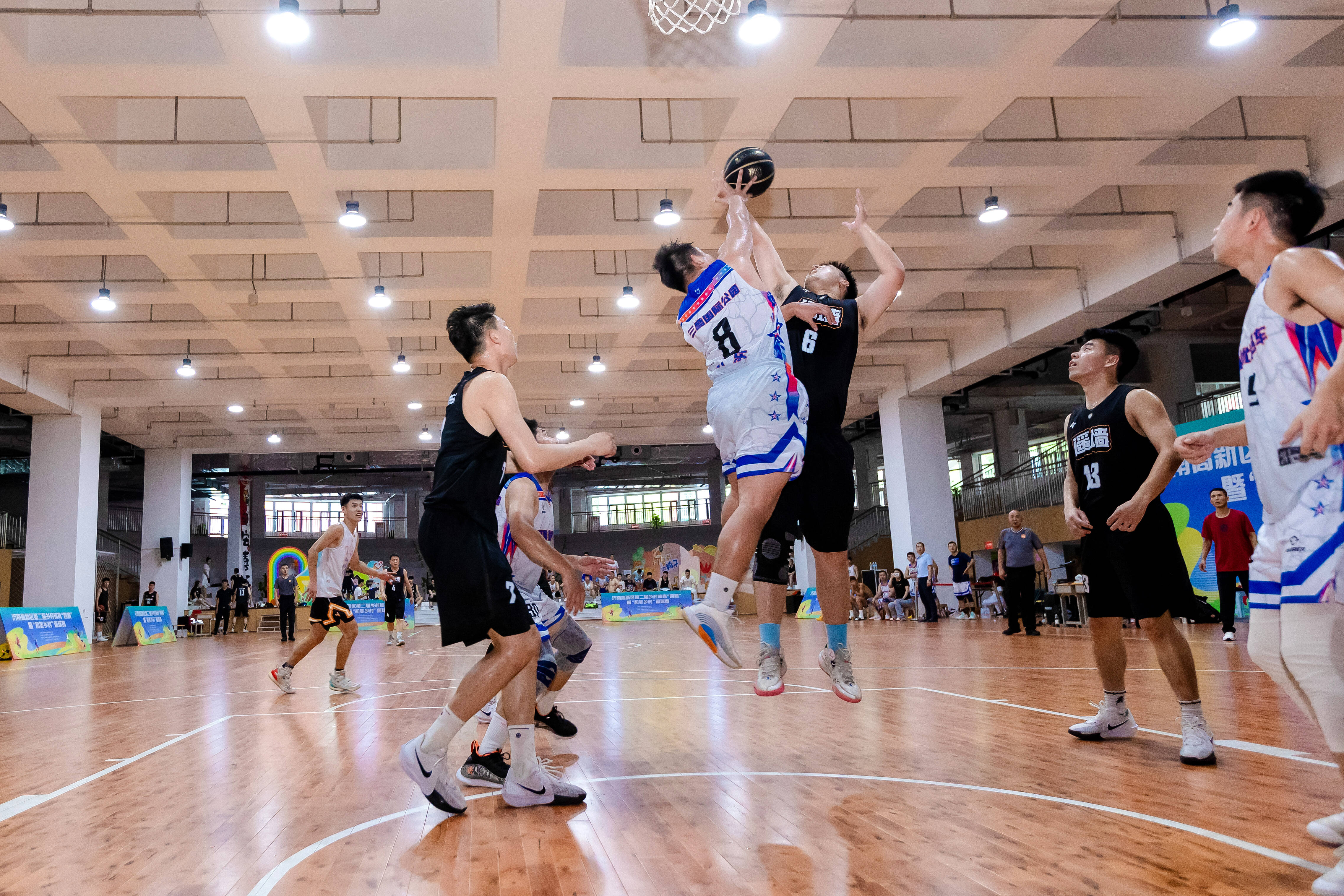 IM体育官网入口-热门篮球比赛催生精彩瞬间，网友热议不停的简单介绍