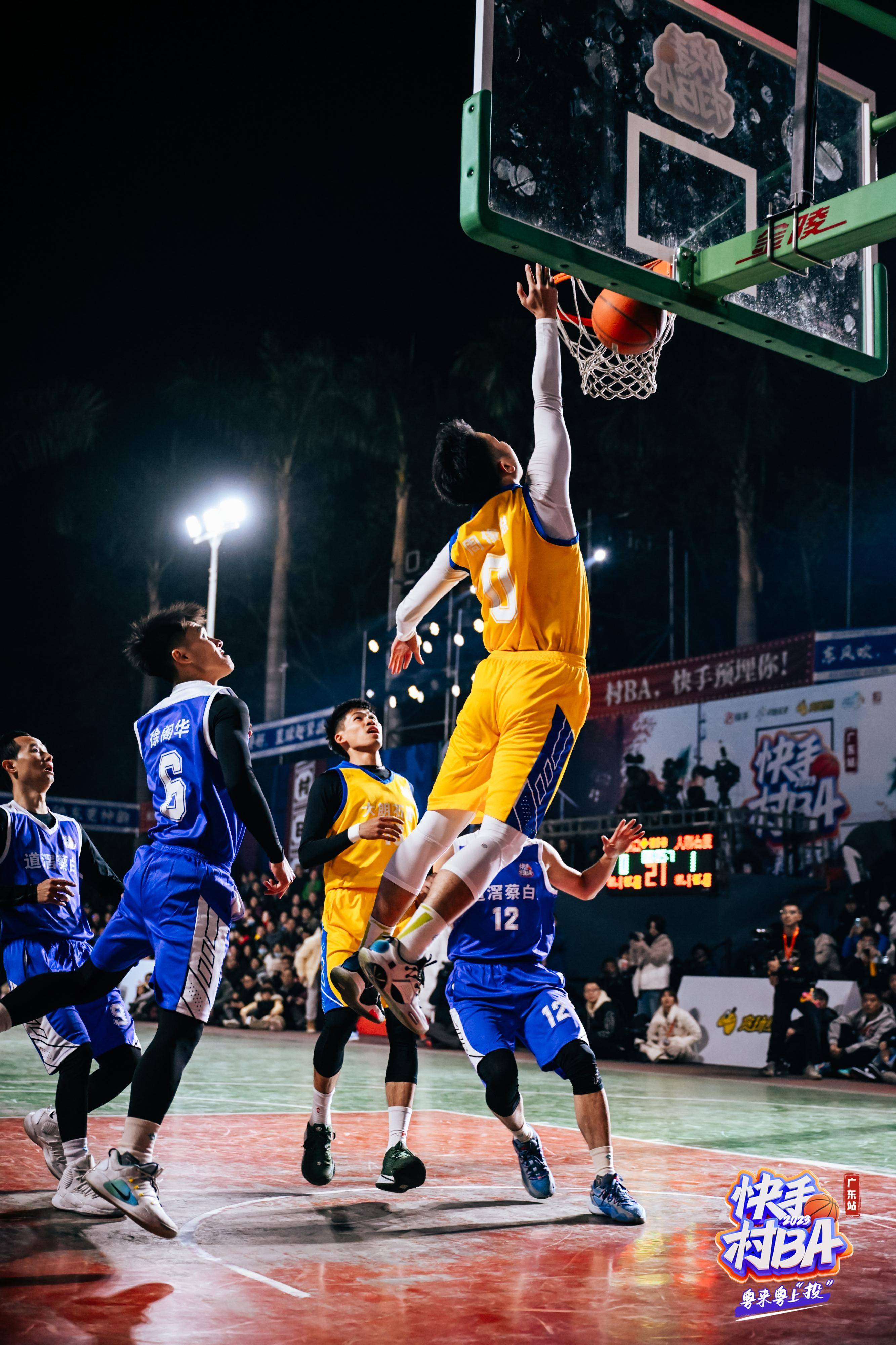 IM体育-篮球运动员精彩表现引发球迷热议