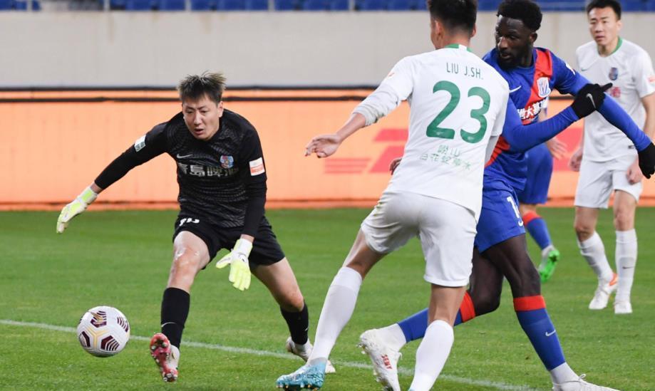 IM体育官网入口-裁判漏判引公愤，球迷怒斥判罚不公