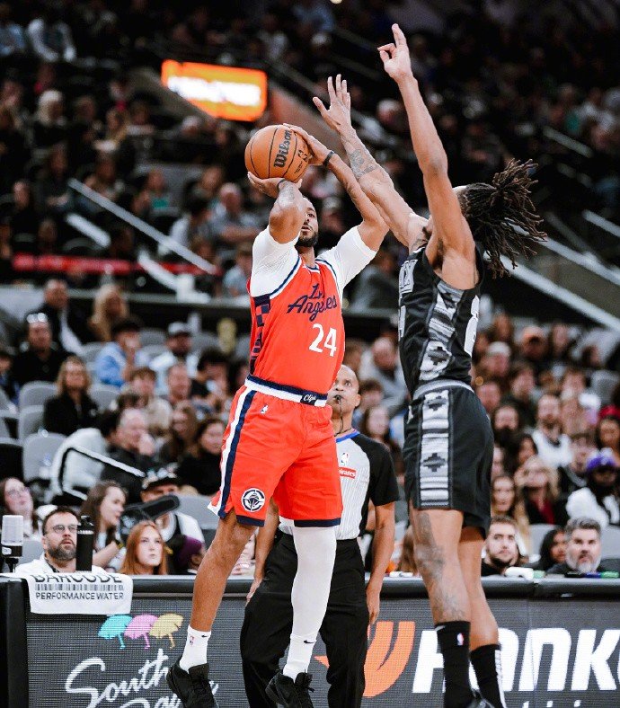 IM体育在线注册-快船队核心受伤,输给黄蜂队