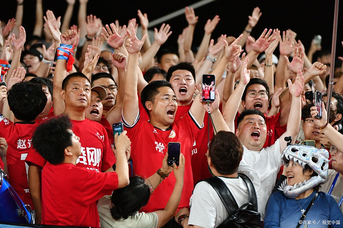 IM体育app-世界杯热火朝天，全球球迷瞩目焦点赛事